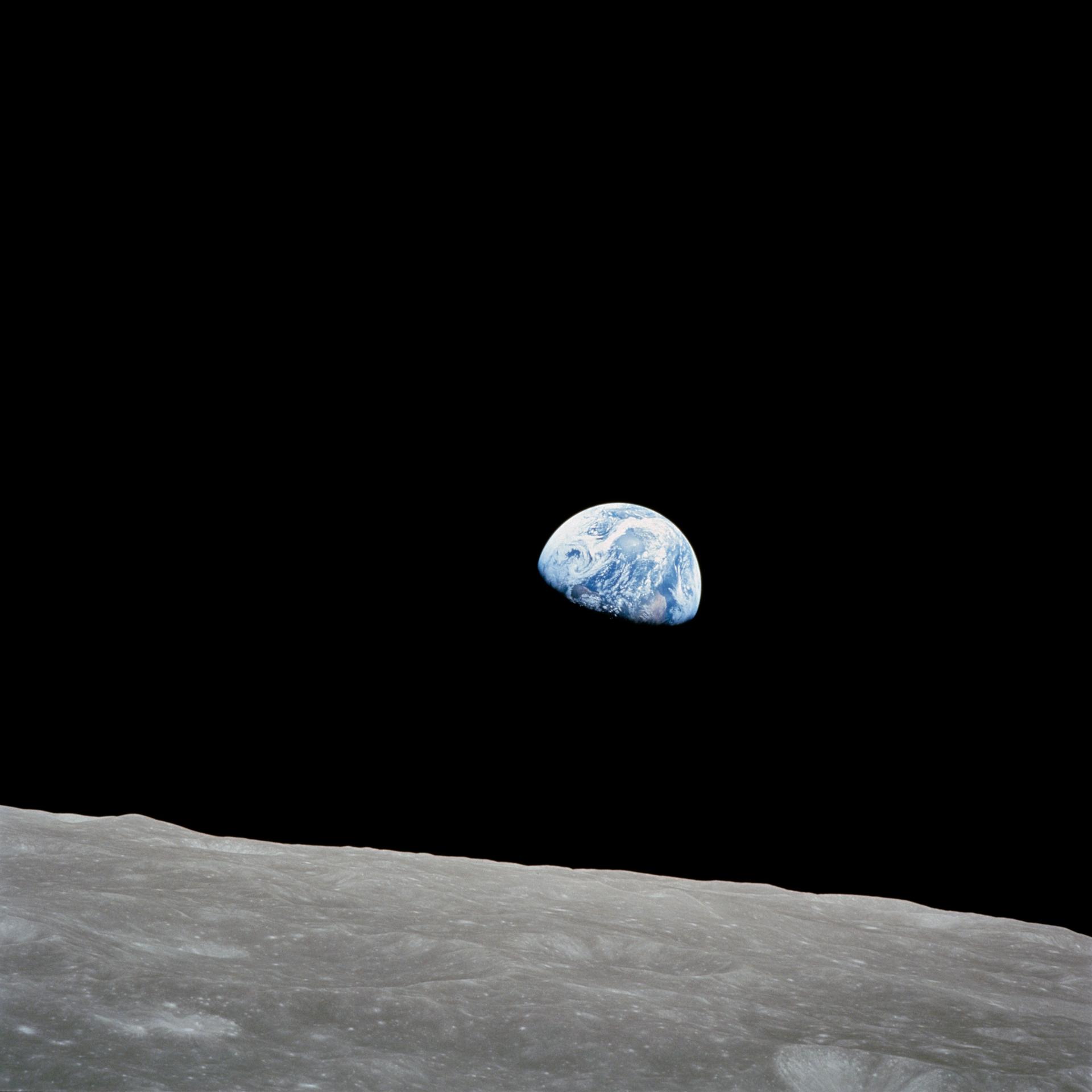 La Tierra elevándose sobre el horizonte de la Luna durante el Apolo 8