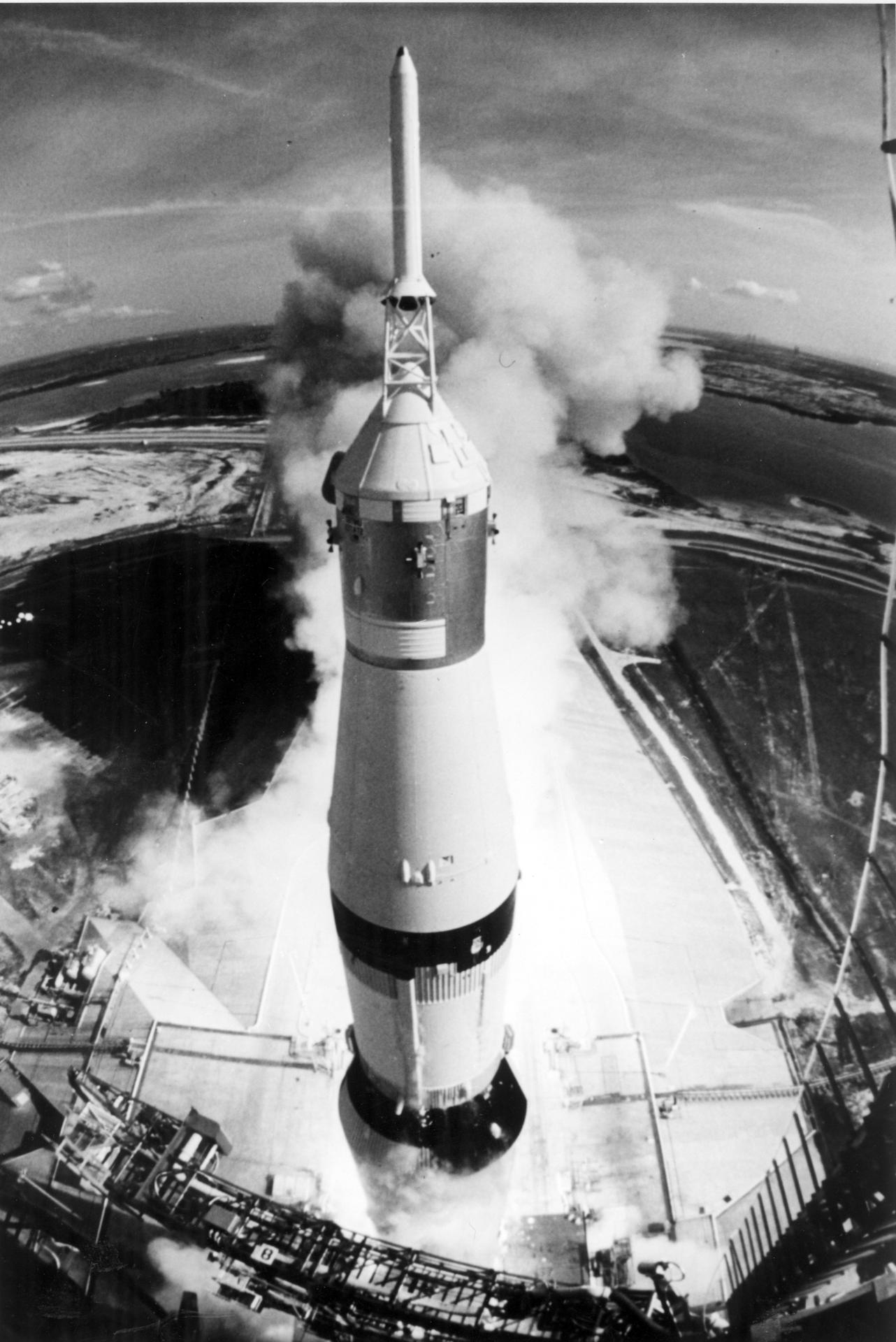El cohete Saturn V preparado para el lanzamiento de una misión Apollo